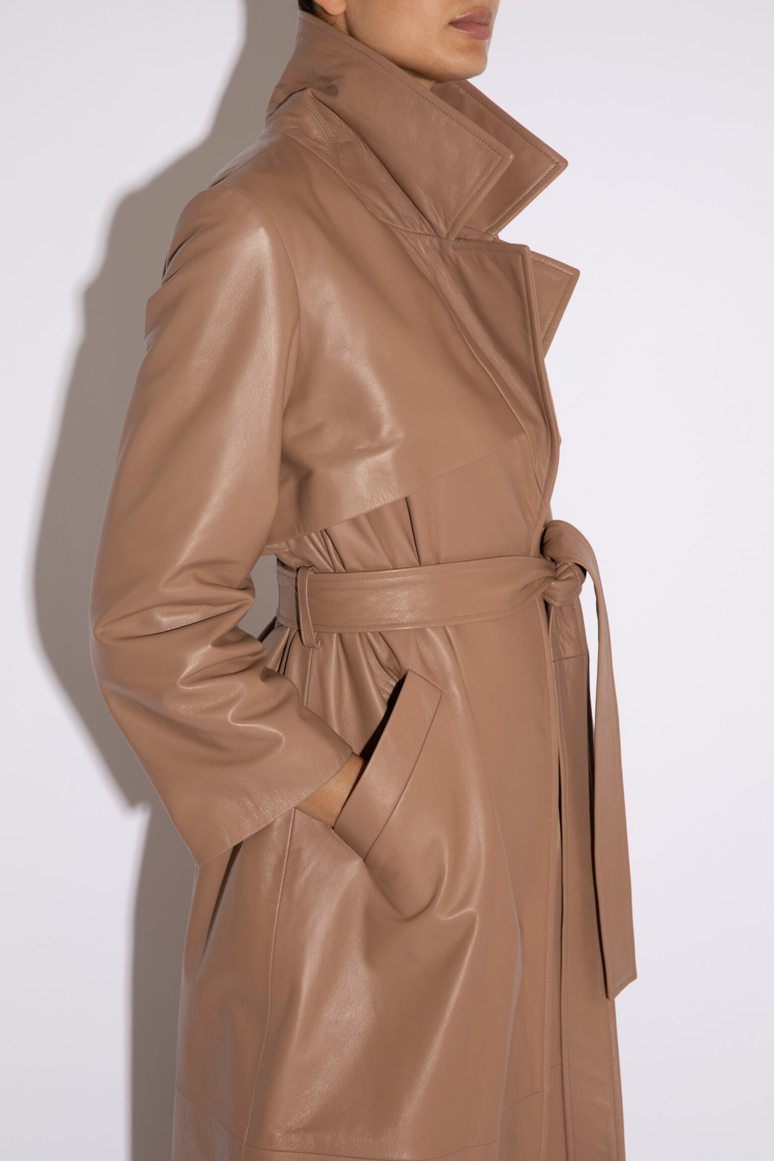 Leonora Trench Coat in Leather in Taupe